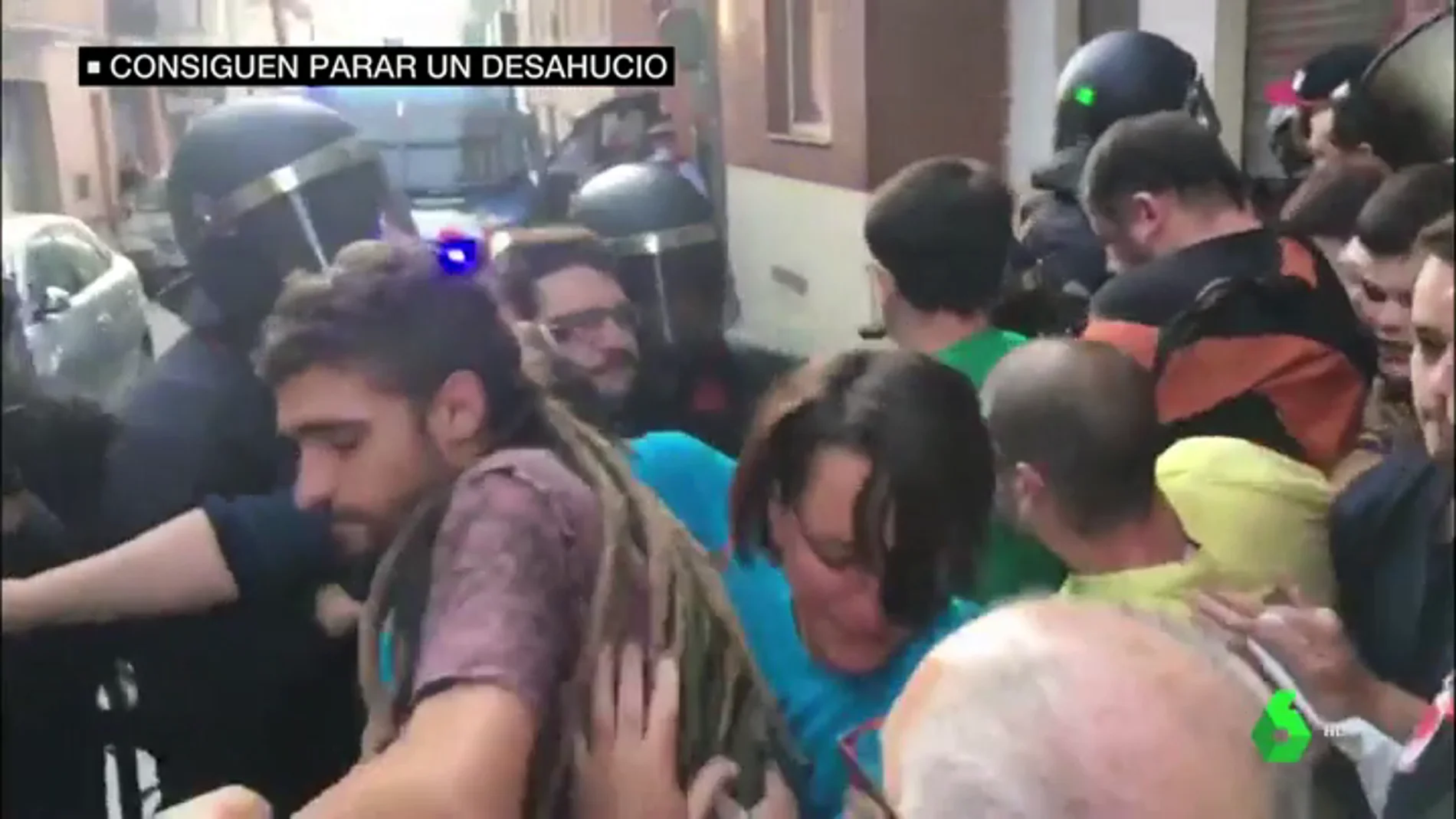 Casi un centenar de vecinos y activistas impiden un desahucio en Premiá de Mar, Barcelona