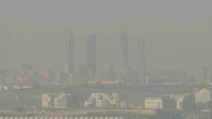 La última boina formada sobre el cielo de Madrid se ha producido a causa de los gases emitidos por vehículos y calefacciones