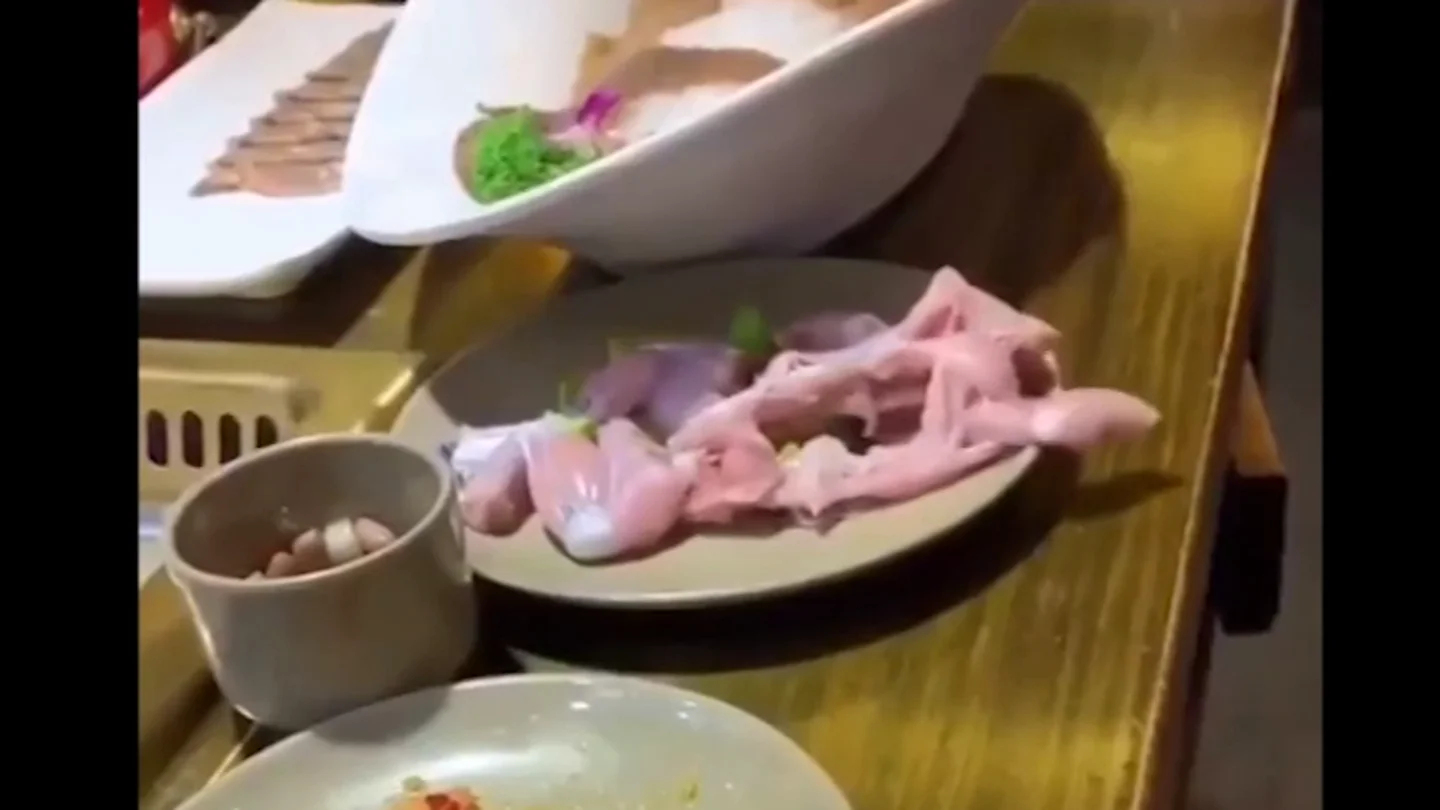 Un trozo de pollo, retorciéndose Un trozo de pollo, retorciéndose
