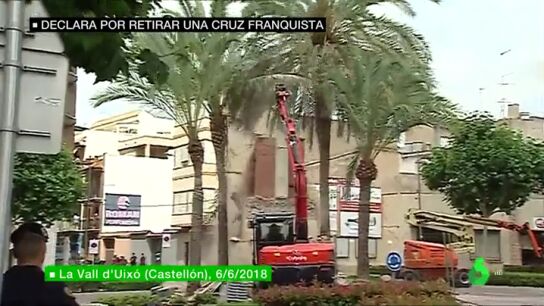 Derribo de la cruz franquista en La Vall d'Uix&oacute;