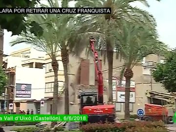 Derribo de la cruz franquista en La Vall d'Uixó Derribo de la cruz franquista en La Vall d'Uixó