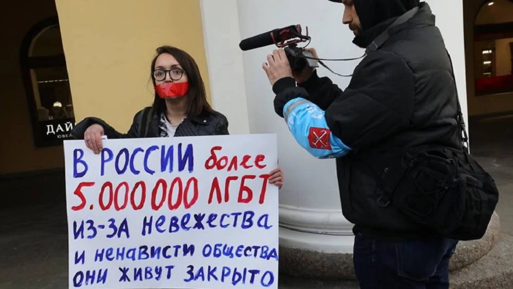 La activista LGTBi Yelena Grigoryeva en una protesta.