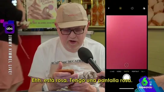 El divertido vídeo de un grupo de abuelos intentando hacerse un selfie que te enamorará: "¡Tengo la pantalla rosa!" El divertido vídeo de un grupo de abuelos intentando hacerse un selfie que te enamorará: "¡Tengo la pantalla rosa!"