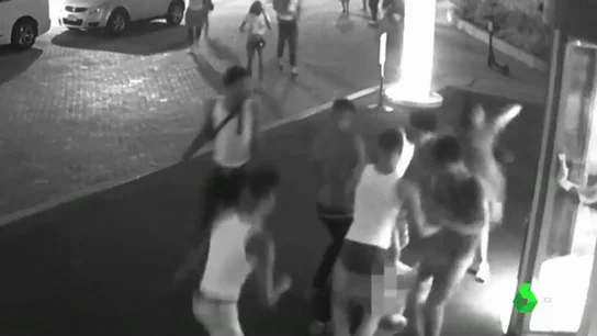 Brutal agresión de un grupo de adolescentes a dos hombres a las puertas de un hotel Brutal agresión de un grupo de adolescentes a dos hombres a las puertas de un hotel