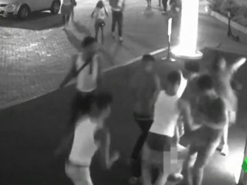 Brutal agresión de un grupo de adolescentes a dos hombres a las puertas de un hotel Brutal agresión de un grupo de adolescentes a dos hombres a las puertas de un hotel