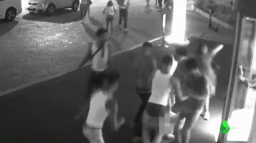 Brutal agresión de un grupo de adolescentes a dos hombres a las puertas de un hotel