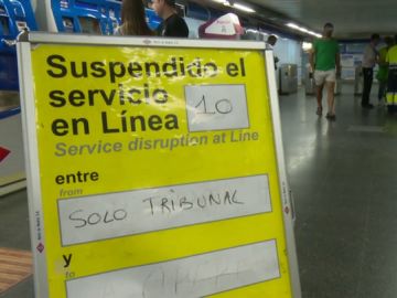 Clausuran los andenes de la línea 10 de Metro de Madrid en la estación de Tribunal tras encontrar una placa con amianto Clausuran los andenes de la línea 10 de Metro de Madrid en la estación de Tribunal tras encontrar una placa con amianto