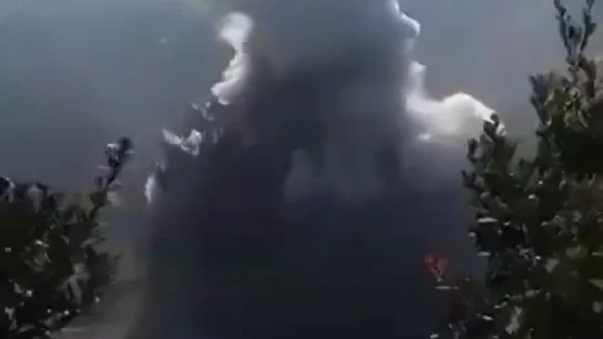 El volcán Tangkuban Perahu de Indonesia en erupción El volcán Tangkuban Perahu de Indonesia en erupción