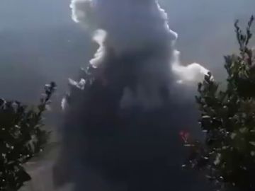 El volcán Tangkuban Perahu de Indonesia en erupción El volcán Tangkuban Perahu de Indonesia en erupción