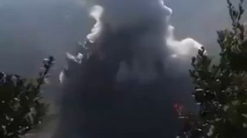 El volcán Tangkuban Perahu de Indonesia en erupción