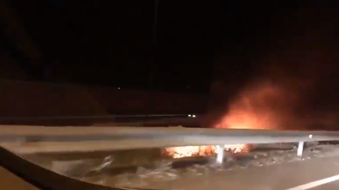 Captura del vídeo de un usuario de Twitter del incendio en Zaragoza Captura del vídeo de un usuario de Twitter del incendio en Zaragoza