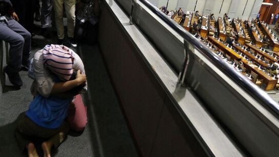 Baiq Nuril, la mujer indultada en Indonesia, abraza a su hijo tras conocer la decisi&oacute;n del Parlamento