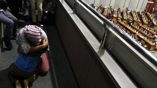 Baiq Nuril, la mujer indultada en Indonesia, abraza a su hijo tras conocer la decisión del Parlamento Baiq Nuril, la mujer indultada en Indonesia, abraza a su hijo tras conocer la decisión del Parlamento