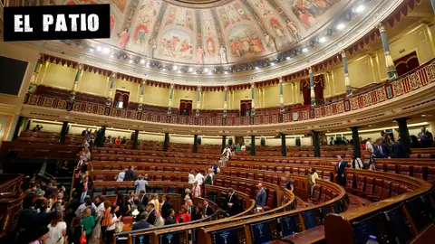 Los diputados salen del hemiciclo tras la investidura fallida. El patio