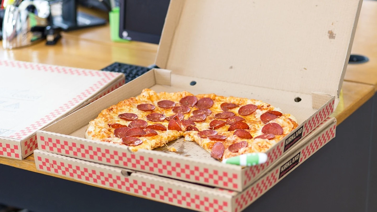 Pizza en la caja de un establecimiento Pizza en la caja de un establecimiento.
