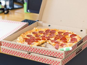 Pizza en la caja de un establecimiento Pizza en la caja de un establecimiento