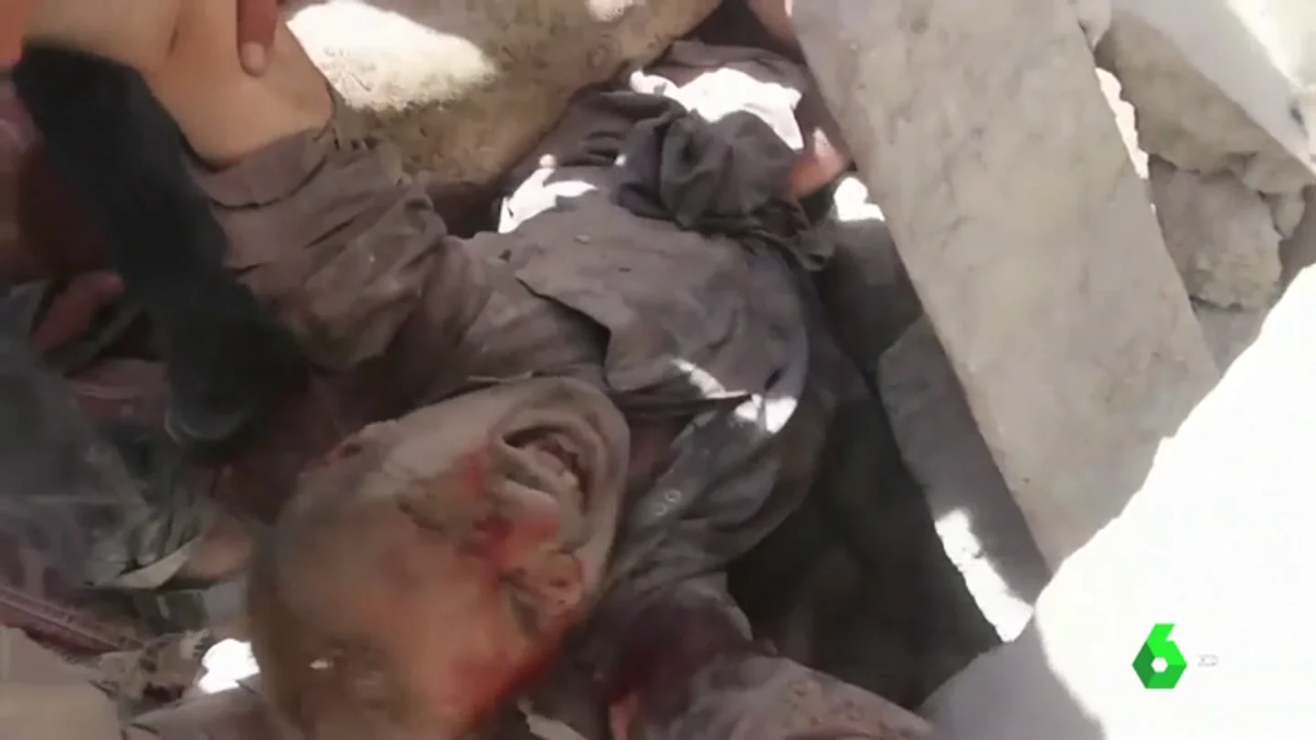 Rescatan a un niño sirio de los escombros de un ataque en la zona de Idlib Rescatan a un niño sirio de los escombros de un ataque en la zona de Idlib.