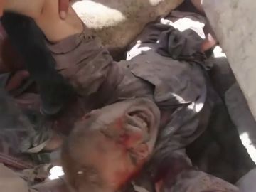 Rescatan a un niño sirio de los escombros de un ataque en la zona de Idlib Rescatan a un niño sirio de los escombros de un ataque en la zona de Idlib