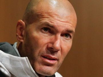 Zinedine Zidane, entrenador del Real Madrid tras la dura derrota Zinedine Zidane, entrenador del Real Madrid tras la dura derrota