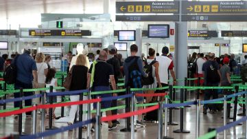 Colas en el control de seguridad del aeropuerto del Prat