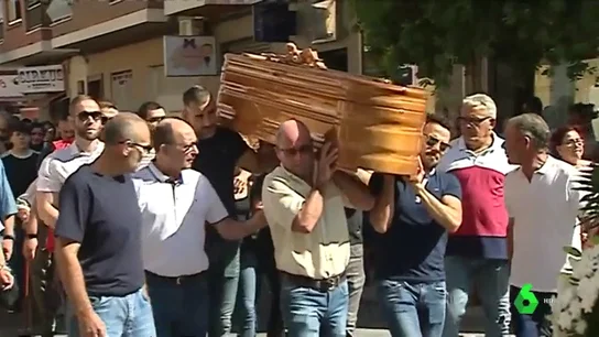 Vecinos de Beniel despiden al niño de 11 años asesinado a puñaladas por su padre Vecinos de Beniel despiden al niño de 11 años asesinado a puñaladas por su padre.