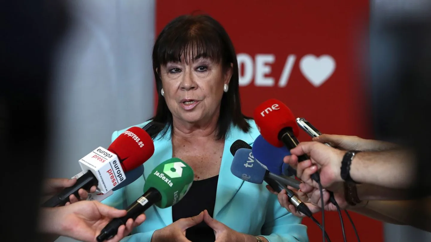 Cristina Narbona ante los medios Cristina Narbona ante los medios