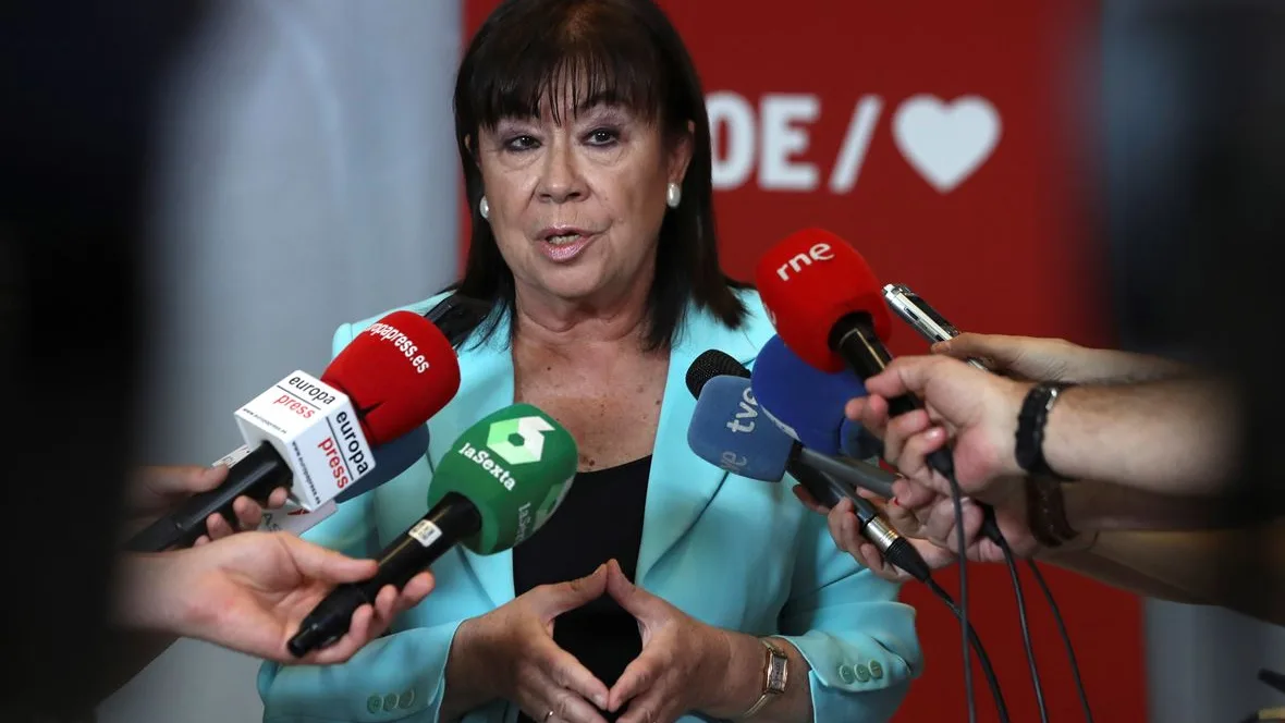 Cristina Narbona ante los medios