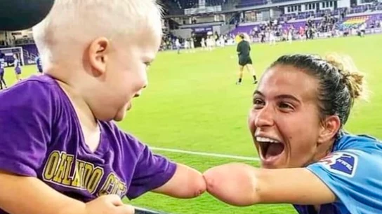 El saludo más emotivo entre un niño sin antebrazo y una futbolista con la misma discapacidad El saludo más emotivo entre un niño sin antebrazo y una futbolista con la misma discapacidad