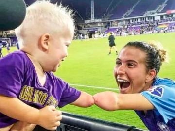 El saludo más emotivo entre un niño sin antebrazo y una futbolista con la misma discapacidad El saludo más emotivo entre un niño sin antebrazo y una futbolista con la misma discapacidad
