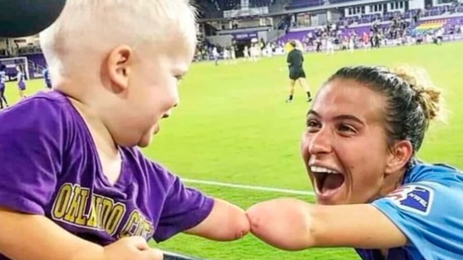 El saludo más emotivo entre un niño sin antebrazo y una futbolista con la misma discapacidad