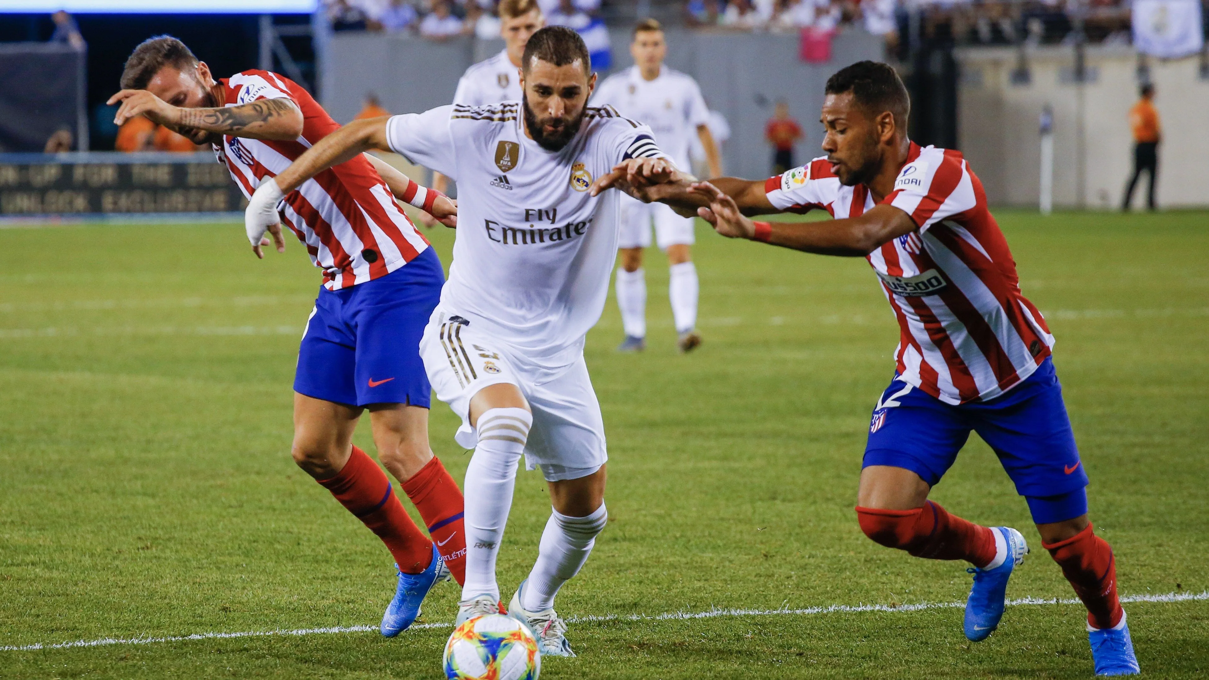 Karim Benzema pelea por el balón durante un partido contra el Atlético de Madrid 