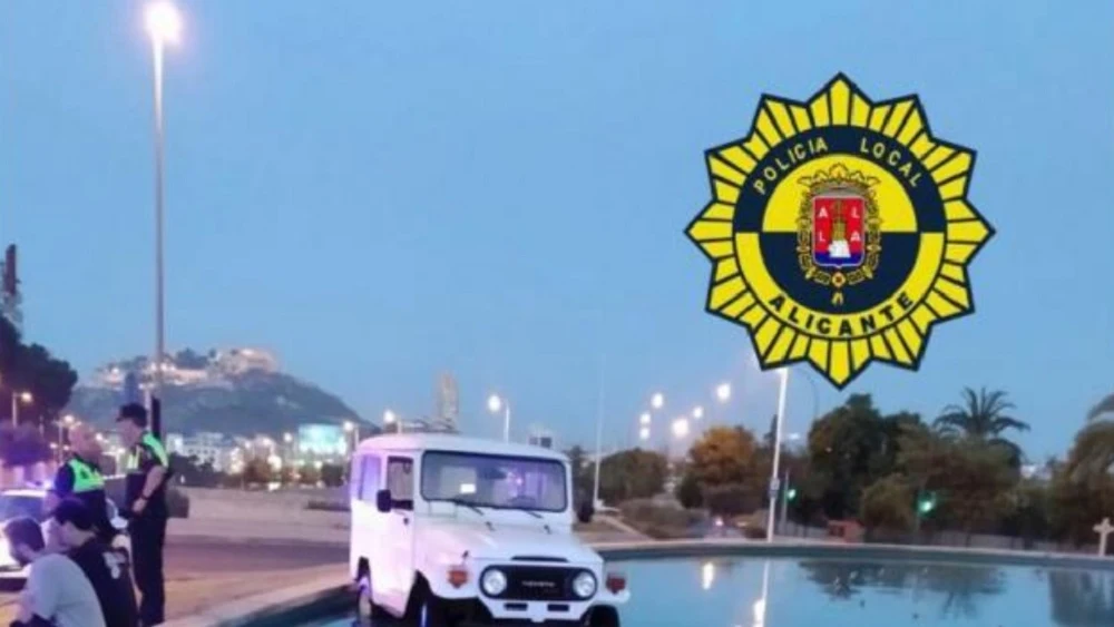 Coche atrapado dentro de una fuente en una redonda de Alicante.