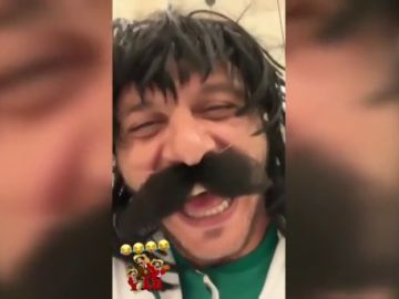 Joaquín imita a un mariachi durante su estancia en México Joaquín imita a un mariachi durante su estancia en México