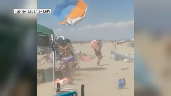 Una tolvanera provoca enorme desconcierto entre los bañistas de una playa de Valencia Una tolvanera provoca enorme desconcierto entre los bañistas de una playa de Valencia