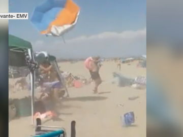 Una tolvanera provoca enorme desconcierto entre los bañistas de una playa de Valencia Una tolvanera provoca enorme desconcierto entre los bañistas de una playa de Valencia