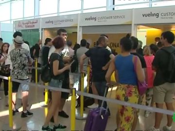 Colas en el aeropuerto de Barcelona por los vuelos cancelados Colas en el aeropuerto de Barcelona por los vuelos cancelados