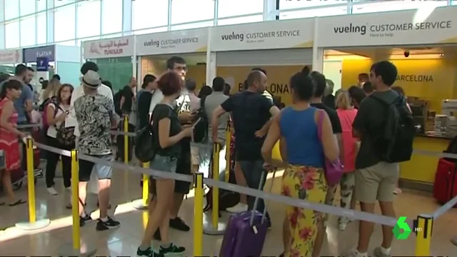 Colas en el aeropuerto de Barcelona por los vuelos cancelados