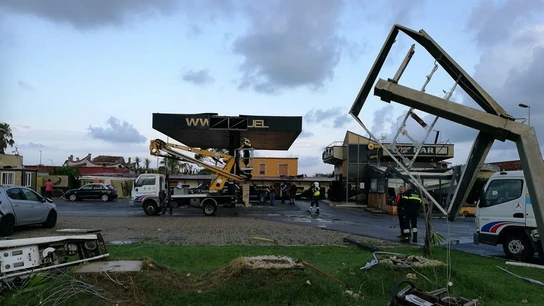 Gasolinera en la que se resguardó la joven antes de morir por un tornado en Italia Gasolinera en la que se resguardó la joven antes de morir por un tornado en Italia.