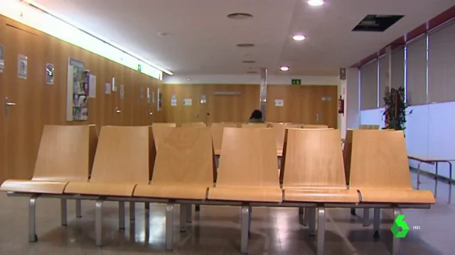 Sala de espera vacía de un centro de salud en Galicia.