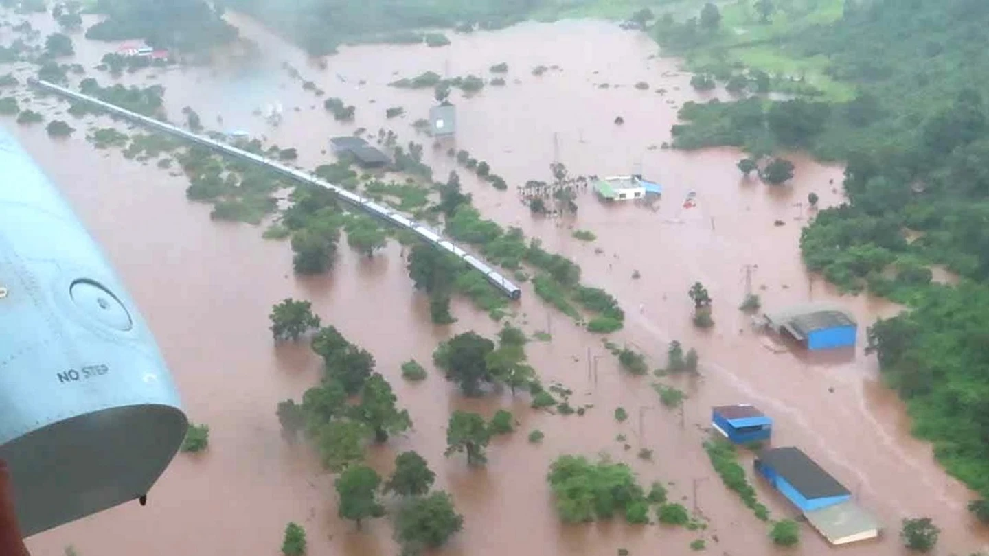 Tren atrapado por las lluvias monzónicas en la India Tren atrapado por las lluvias monzónicas en la India.