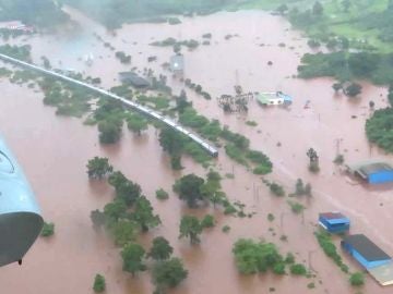 Tren atrapado por las lluvias monzónicas en la India Tren atrapado por las lluvias monzónicas en la India