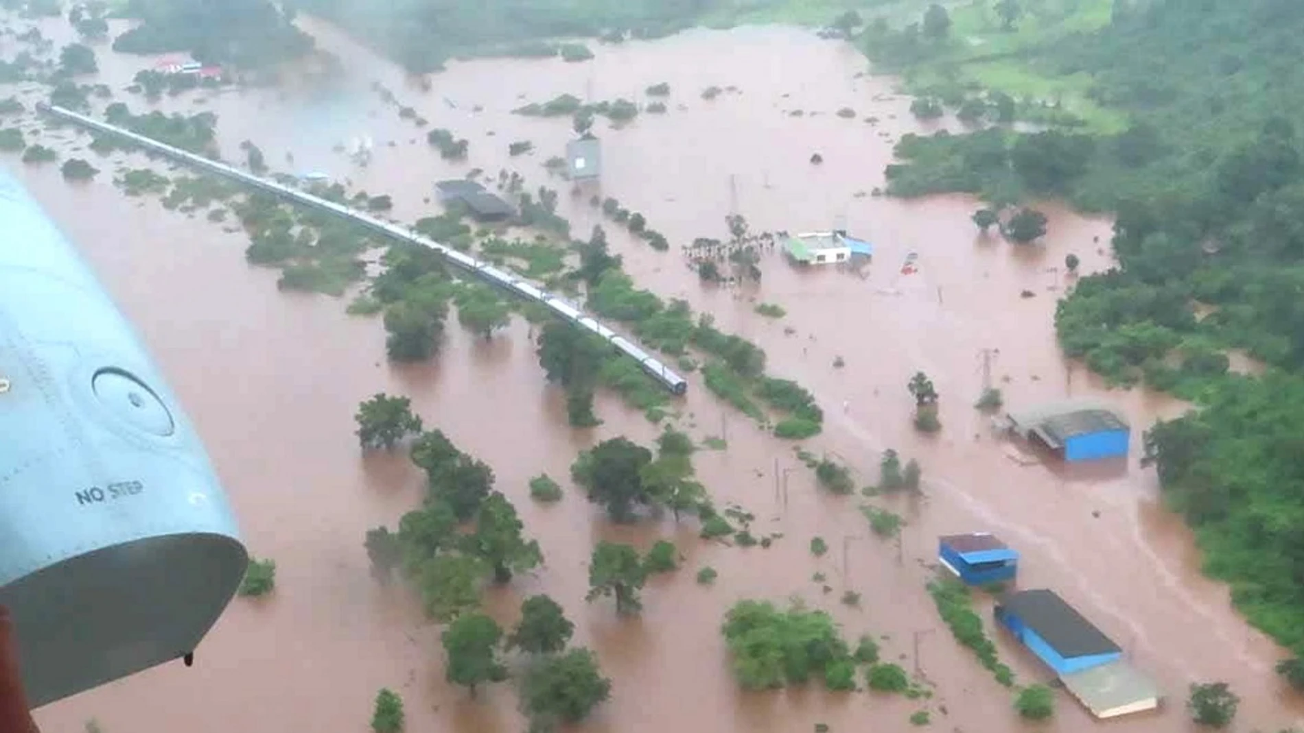 Tren atrapado por las lluvias monzónicas en la India 