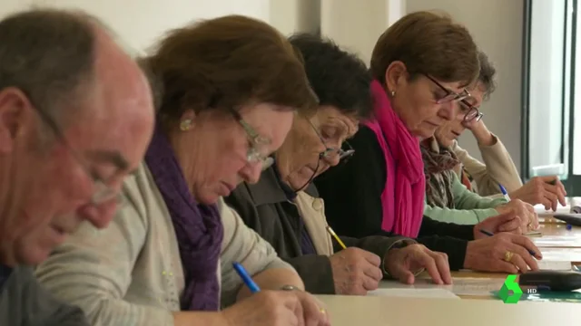 Imagen de archivo de varias personas escribiendo