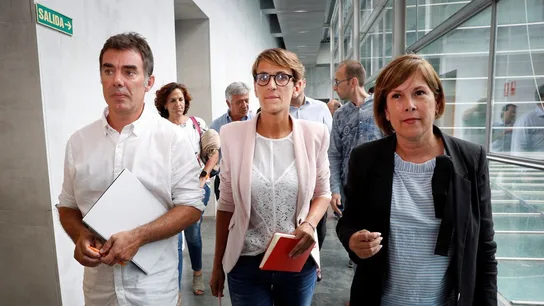 La secretaria general del Partido Socialista de Navarra (PSN) y candidata a la presidencia del Gobierno de Navarra, María Chivite (c), junto a la miembro de Geroa Bai, Uxue Barkos (d La secretaria general del Partido Socialista de Navarra (PSN) y candidata a la presidencia del Gobierno de Navarra, María Chivite (c), junto a la miembro de Geroa Bai, Uxue Barkos (d)