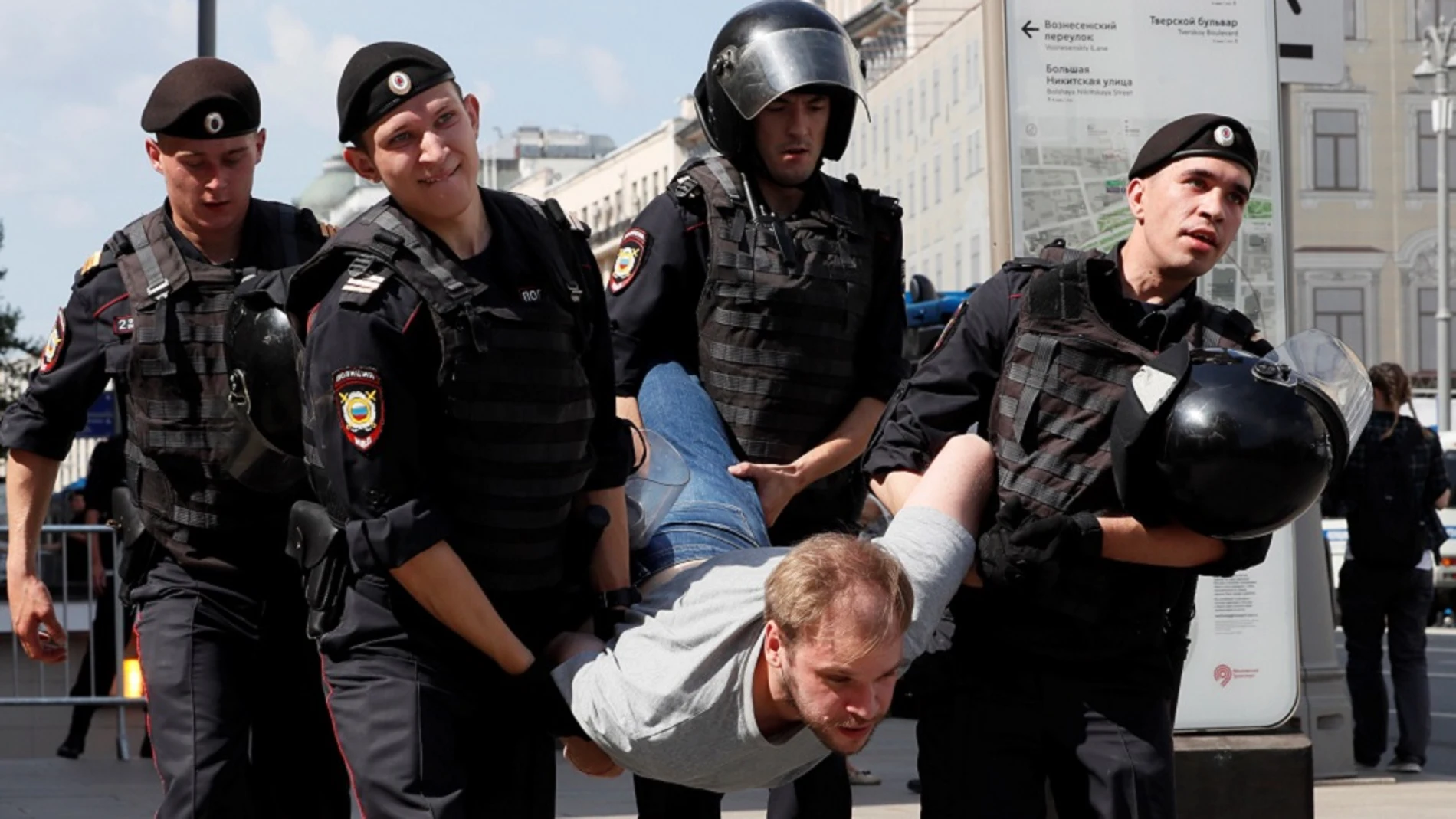 Policía rusa detiene a un manifestante en Moscú