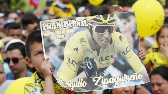 Un niño sostiene una pancarta de apoyo a Egan Bernal Un niño sostiene una pancarta de apoyo a Egan Bernal