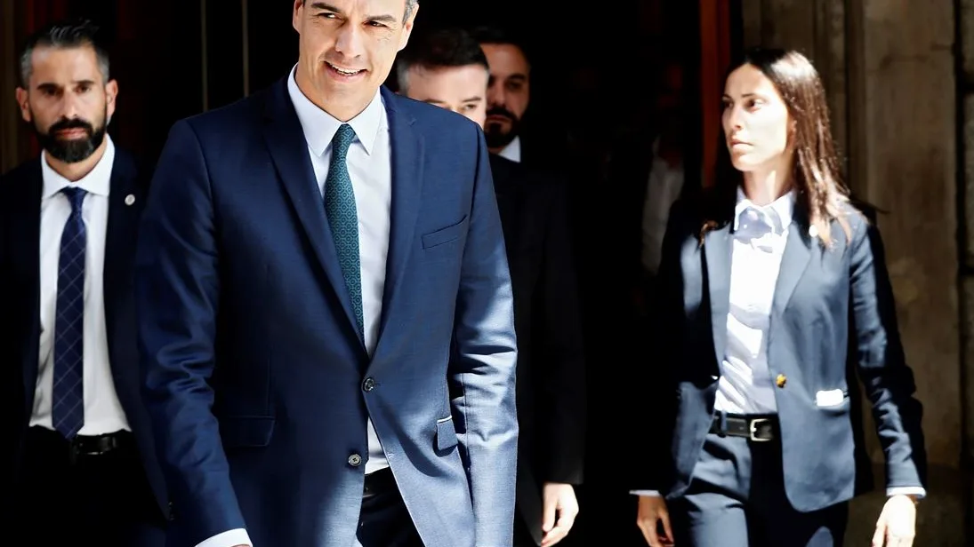 Pedro Sánchez saliendo del Congreso