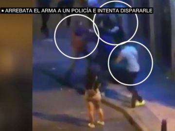 Reducen a un individuo que intentó matar a un policía después de arrebatarle la pistola Reducen a un individuo que intentó matar a un policía después de arrebatarle la pistola