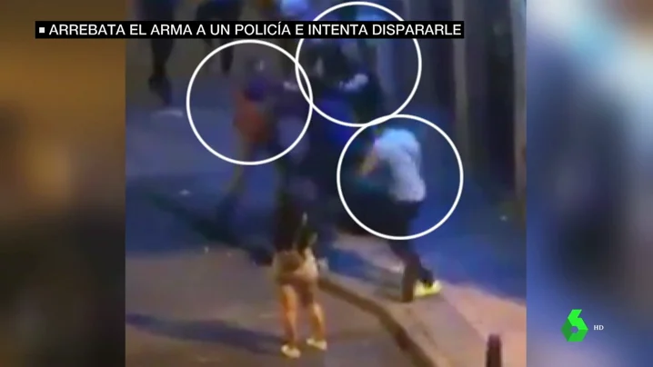 Reducen a un individuo que intentó matar a un policía después de arrebatarle la pistola