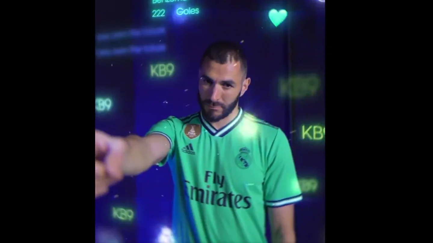 Karim Benzema, con la nueva equipación del Real Madrid Karim Benzema, con la nueva equipación del Real Madrid